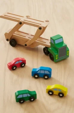Kuljetusauto neljällä autolla