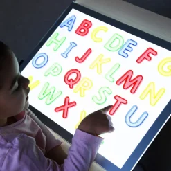 Läpinäkyvät isot kirjaimet A-Z, 26 kpl