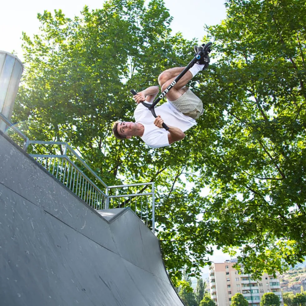 Micro Ramp -stuntpotkulauta – Musta
