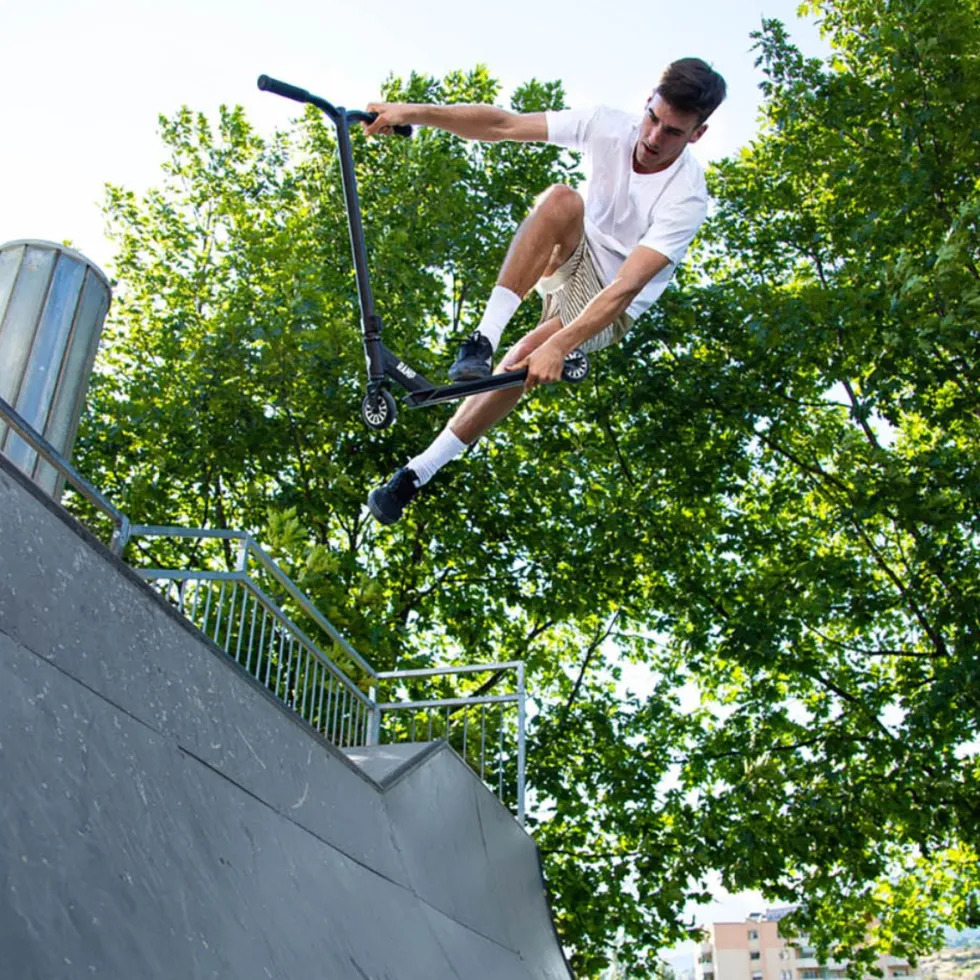 Micro Ramp -stuntpotkulauta – Musta