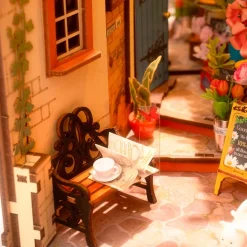 Minimaailma kirjahyllyyn - Floral Corner