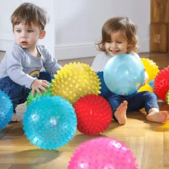 Pehmeä sateenkaaripallo / Täytetty – sis. kuulat